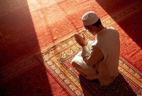 Seorag Memanjatakn Doa untuk Negeri. FOTO : HaikunNews.id/AI