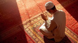 Seorag Memanjatakn Doa untuk Negeri. FOTO : HaikunNews.id/AI