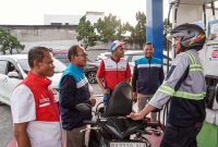 Kepala BPH Migas Wahyudi Anas (kedua dari kanan) berdialog langsung dengan salah satu pengemudi ojek online saat meninjau pelayanan di salah satu SPBU di Kota Medan, Sumatera Utara. Peninjauan ini dilakukan untuk memastikan percepatan distribusi BBM berjalan lancar dan antrean kendaraan di lapangan berangsur normal. (Foto: Dok. Istimewa)