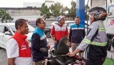 Kepala BPH Migas Wahyudi Anas (kedua dari kanan) berdialog langsung dengan salah satu pengemudi ojek online saat meninjau pelayanan di salah satu SPBU di Kota Medan, Sumatera Utara. Peninjauan ini dilakukan untuk memastikan percepatan distribusi BBM berjalan lancar dan antrean kendaraan di lapangan berangsur normal. (Foto: Dok. Istimewa)
