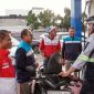 Kepala BPH Migas Wahyudi Anas (kedua dari kanan) berdialog langsung dengan salah satu pengemudi ojek online saat meninjau pelayanan di salah satu SPBU di Kota Medan, Sumatera Utara. Peninjauan ini dilakukan untuk memastikan percepatan distribusi BBM berjalan lancar dan antrean kendaraan di lapangan berangsur normal. (Foto: Dok. Istimewa)