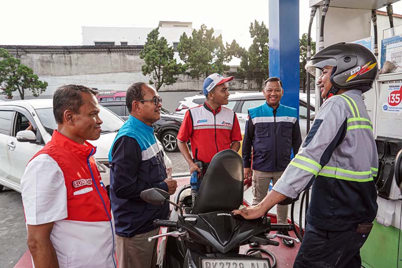 Kepala BPH Migas Wahyudi Anas (kedua dari kanan) berdialog langsung dengan salah satu pengemudi ojek online saat meninjau pelayanan di salah satu SPBU di Kota Medan, Sumatera Utara. Peninjauan ini dilakukan untuk memastikan percepatan distribusi BBM berjalan lancar dan antrean kendaraan di lapangan berangsur normal. (Foto: Dok. Istimewa)