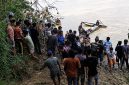 Puluhan warga bersama tim gabungan berkumpul di tepi Sungai Batanghari, Desa Sungai Aro, Kecamatan Tebo Ilir, Kabupaten Tebo, saat melakukan proses pencarian korban perahu karam, Sabtu (15/8/2026). (Foto: Dok. Kantor SARJambi)