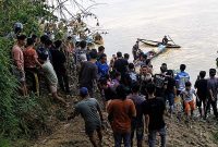 Puluhan warga bersama tim gabungan berkumpul di tepi Sungai Batanghari, Desa Sungai Aro, Kecamatan Tebo Ilir, Kabupaten Tebo, saat melakukan proses pencarian korban perahu karam, Sabtu (15/8/2026). (Foto: Dok. Kantor SARJambi)