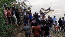 Puluhan warga bersama tim gabungan berkumpul di tepi Sungai Batanghari, Desa Sungai Aro, Kecamatan Tebo Ilir, Kabupaten Tebo, saat melakukan proses pencarian korban perahu karam, Sabtu (15/8/2026). (Foto: Dok. Kantor SARJambi)