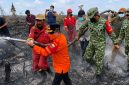 ubernur Jambi Al Haris (baju oranye) bersama Danrem 042/Gapu Brigjen TNI Nyamin (kanan, seragam TNI) bahu-membahu bersama tim Satgas gabungan menarik selang air di area bekas terbakar di Kabupaten Muaro Jambi. (FOTO : Dok. Istimewa)