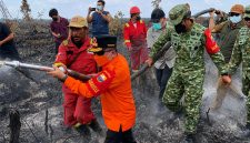 ubernur Jambi Al Haris (baju oranye) bersama Danrem 042/Gapu Brigjen TNI Nyamin (kanan, seragam TNI) bahu-membahu bersama tim Satgas gabungan menarik selang air di area bekas terbakar di Kabupaten Muaro Jambi. (FOTO : Dok. Istimewa)