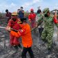 ubernur Jambi Al Haris (baju oranye) bersama Danrem 042/Gapu Brigjen TNI Nyamin (kanan, seragam TNI) bahu-membahu bersama tim Satgas gabungan menarik selang air di area bekas terbakar di Kabupaten Muaro Jambi. (FOTO : Dok. Istimewa)