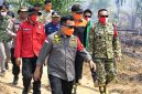 Gubernur Jambi, Al Haris (tengah), memimpin langsung peninjauan titik kebakaran hutan dan lahan (karhutla) di kawasan Taman Hutan Raya (Tahura) Sultan Thaha Saifuddin, Jambi, Jumat (4/9/2026). (FOTO : Dok. Istimewa)