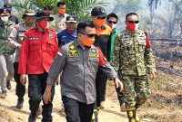 Gubernur Jambi, Al Haris (tengah), memimpin langsung peninjauan titik kebakaran hutan dan lahan (karhutla) di kawasan Taman Hutan Raya (Tahura) Sultan Thaha Saifuddin, Jambi, Jumat (4/9/2026). (FOTO : Dok. Istimewa)