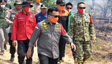Gubernur Jambi, Al Haris (tengah), memimpin langsung peninjauan titik kebakaran hutan dan lahan (karhutla) di kawasan Taman Hutan Raya (Tahura) Sultan Thaha Saifuddin, Jambi, Jumat (4/9/2026). (FOTO : Dok. Istimewa)