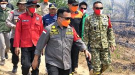 Gubernur Jambi, Al Haris (tengah), memimpin langsung peninjauan titik kebakaran hutan dan lahan (karhutla) di kawasan Taman Hutan Raya (Tahura) Sultan Thaha Saifuddin, Jambi, Jumat (4/9/2026). (FOTO : Dok. Istimewa)