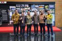 Direktur Utama PT Pertamina Patra Niaga, Mars Ega Legowo Putra (ketiga dari kanan), bersama Deputi Bidang Pencegahan dan Monitoring Komisi Pemberantasan Korupsi (KPK), Aminudin (ketiga dari kiri), setelah melakukan diskusi konsultasi strategis di Gedung Merah Putih KPK, Jakarta. (FOTO : Dok. Pertamina)