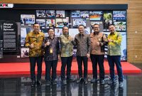 Direktur Utama PT Pertamina Patra Niaga, Mars Ega Legowo Putra (ketiga dari kanan), bersama Deputi Bidang Pencegahan dan Monitoring Komisi Pemberantasan Korupsi (KPK), Aminudin (ketiga dari kiri), setelah melakukan diskusi konsultasi strategis di Gedung Merah Putih KPK, Jakarta. (FOTO : Dok. Pertamina)