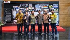 Direktur Utama PT Pertamina Patra Niaga, Mars Ega Legowo Putra (ketiga dari kanan), bersama Deputi Bidang Pencegahan dan Monitoring Komisi Pemberantasan Korupsi (KPK), Aminudin (ketiga dari kiri), setelah melakukan diskusi konsultasi strategis di Gedung Merah Putih KPK, Jakarta. (FOTO : Dok. Pertamina)