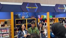 Pertamina SMEXPO 2026 di Mall Living World, Pekanbaru, Riau. Ajang tahunan bertema "Lokal Jadi Vokal" yang berlangsung pada 25–27 September 2026 ini menghadirkan puluhan produk kreatif UMKM guna memperluas jaringan pasar ritel maupun korporasi secara nasional. (FOTO : Dok. Pertamina)