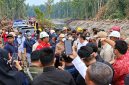 Wakil Menteri Lingkungan Hidup/Wakil Kepala Badan Pengendalian Lingkungan Hidup (BPLH), Diaz Hendropriyono (tengah, berkemeja krem), memberikan arahan saat meninjau sistem tata air dan mitigasi karhutla di kawasan bentang lahan gambut Parit Culum, Muara Sabak Barat, Tanjung Jabung Timur, Jambi.  (Foto: Dok. Humas)