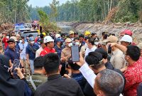 Wakil Menteri Lingkungan Hidup/Wakil Kepala Badan Pengendalian Lingkungan Hidup (BPLH), Diaz Hendropriyono (tengah, berkemeja krem), memberikan arahan saat meninjau sistem tata air dan mitigasi karhutla di kawasan bentang lahan gambut Parit Culum, Muara Sabak Barat, Tanjung Jabung Timur, Jambi.  (Foto: Dok. Humas)