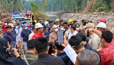Wakil Menteri Lingkungan Hidup/Wakil Kepala Badan Pengendalian Lingkungan Hidup (BPLH), Diaz Hendropriyono (tengah, berkemeja krem), memberikan arahan saat meninjau sistem tata air dan mitigasi karhutla di kawasan bentang lahan gambut Parit Culum, Muara Sabak Barat, Tanjung Jabung Timur, Jambi.  (Foto: Dok. Humas)
