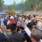 Wakil Menteri Lingkungan Hidup/Wakil Kepala Badan Pengendalian Lingkungan Hidup (BPLH), Diaz Hendropriyono (tengah, berkemeja krem), memberikan arahan saat meninjau sistem tata air dan mitigasi karhutla di kawasan bentang lahan gambut Parit Culum, Muara Sabak Barat, Tanjung Jabung Timur, Jambi.  (Foto: Dok. Humas)